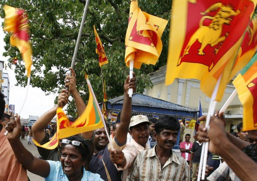 Ciutadans de Sri Lanka celebren al carrer el fi de la guerra.