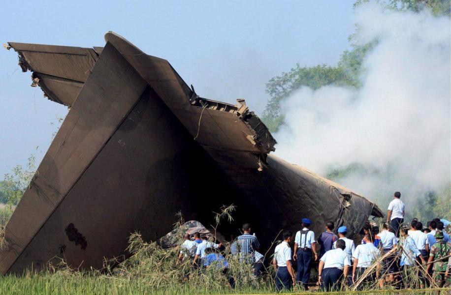 Detall de la coa de l'aeronau caiguda sobre el camp indonesi.