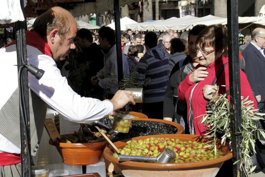 S'hi han exposat multitud de productes autòctons, com són ara olives i altres fruits del camp.
