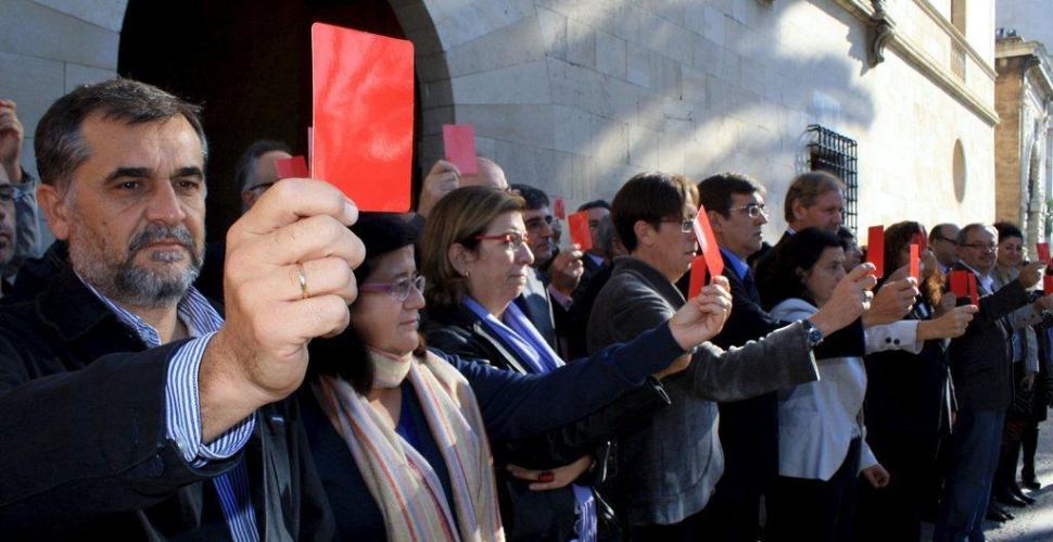 El nou cas de violència de gènere alçà el crit de la societat civil i política. Fotografies de N. Sobrino i J. Morey.
