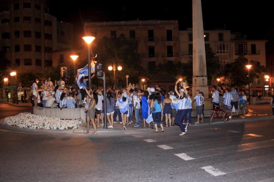 Desenes d'argentins s'arreplegaren a la cèntrica plaça de les Tortugues per celebrar la victòria del seu equip davant Mèxic. Fot