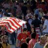 Al matí, els carrers de València eren ben plens de seguidors de l'Athletic que esperen l'hora de la final. Fotos: Efe.