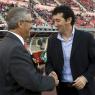 Gregorio Manzano i Juan Carlos Mandia se saluden abans de començar el partit. Foto: Monserrat